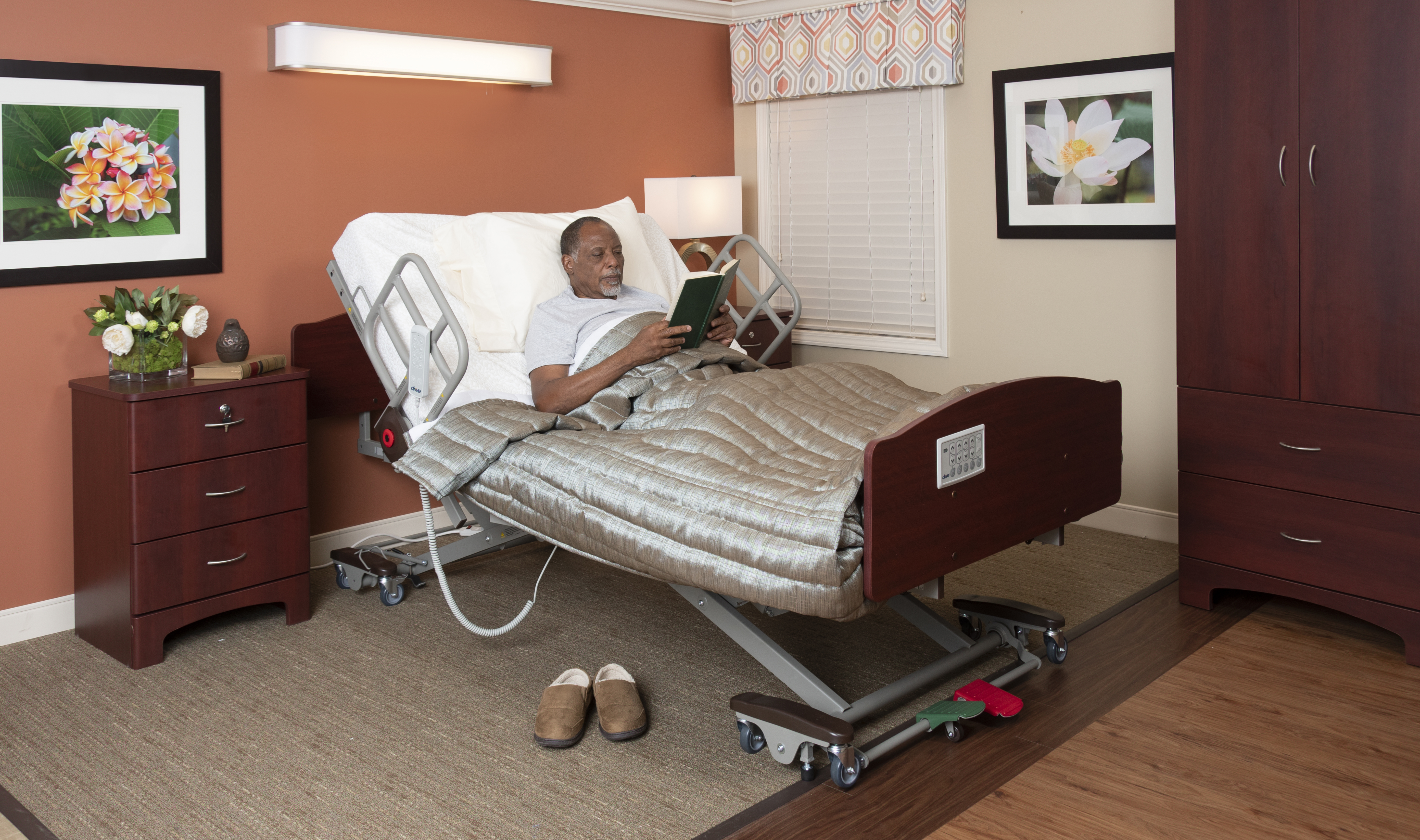 Long Term Care Fully Adjustable Trendelenburg Low Bed